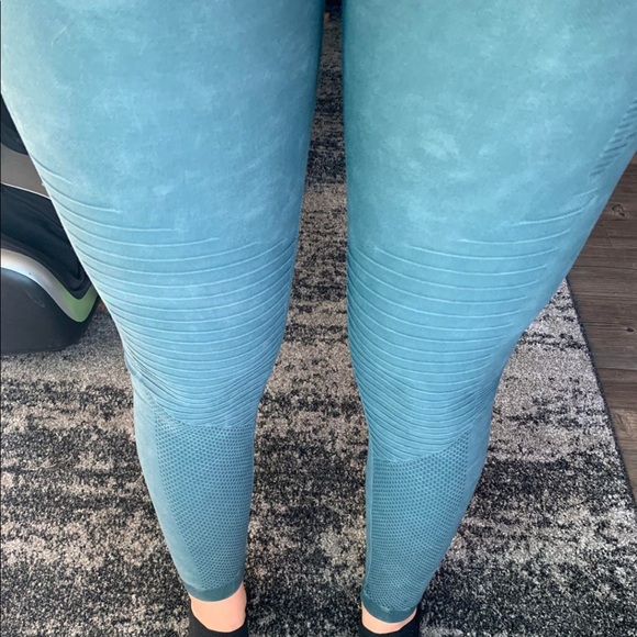 Yelete Textured Detail Active Leggings - Picture 3 of 5